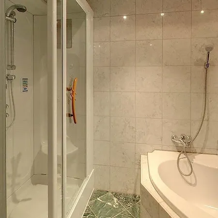 Schlosshotel Gruenwald 4*