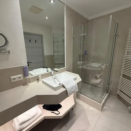 Hotel Schlosshotel Gruenwald 4*