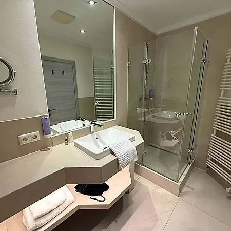 Schlosshotel Gruenwald 4*